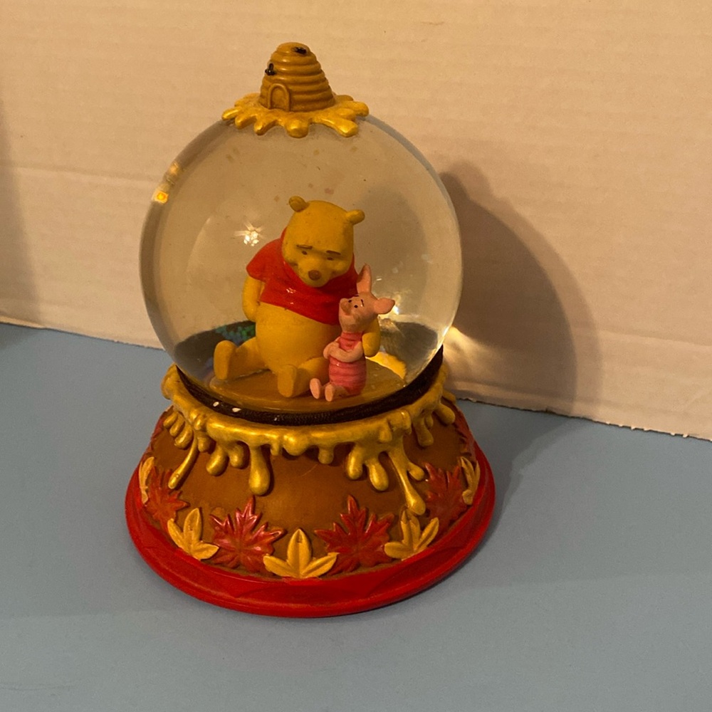 Hallmark Disney Winnie The Pooh And Piglet Snow Globe.( B23 )